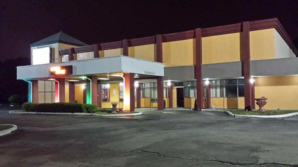 Super 8 By Wyndham Goldsboro Motel Exterior foto